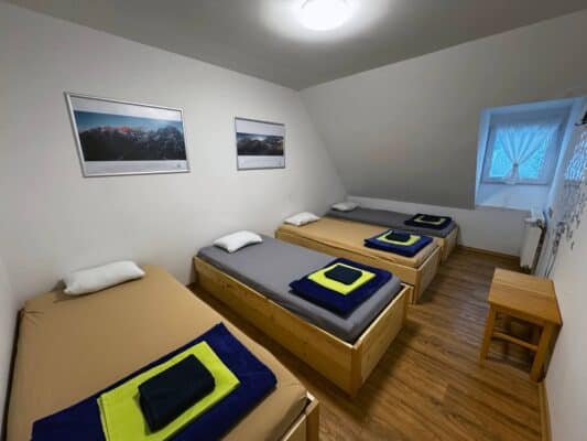 Foglalja el szállását, privát szobáját vagy ágyát a Vršič-hágónál, Kranjska Gora, a Soča folyó forrása és Trenta között. 4 ágyas privát szoba az Erjavčeva menedékházban, Vršič Kranjska Gora.