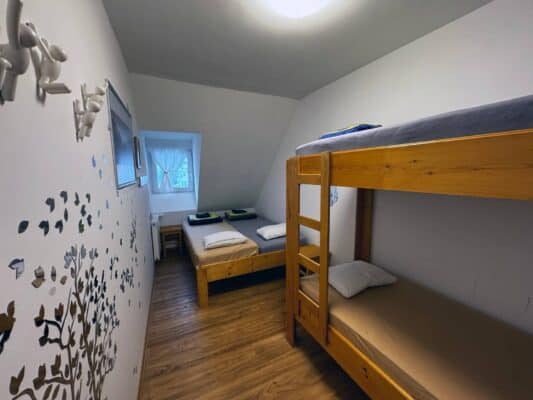 Foglalja el szállását, privát szobáját vagy ágyát a Vršič-hágónál, Kranjska Gora, a Soča folyó forrása és Trenta között. 4 ágyas privát szoba az Erjavčeva menedékházban, Vršič Kranjska Gora.