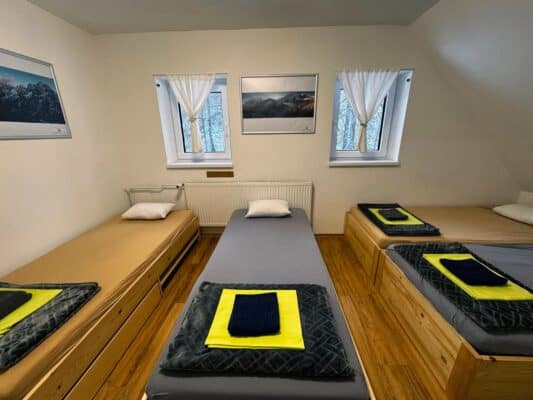 Foglalja el szállását, privát szobáját vagy ágyát a Vršič-hágónál, Kranjska Gora, a Soča folyó forrása és Trenta között. 4 ágyas privát szoba az Erjavčeva menedékházban, Vršič Kranjska Gora.